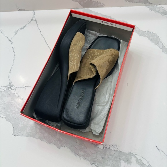 Vintage Women’s 10 Aerosoles Tan Wedge Heels - Picture 3 of 8